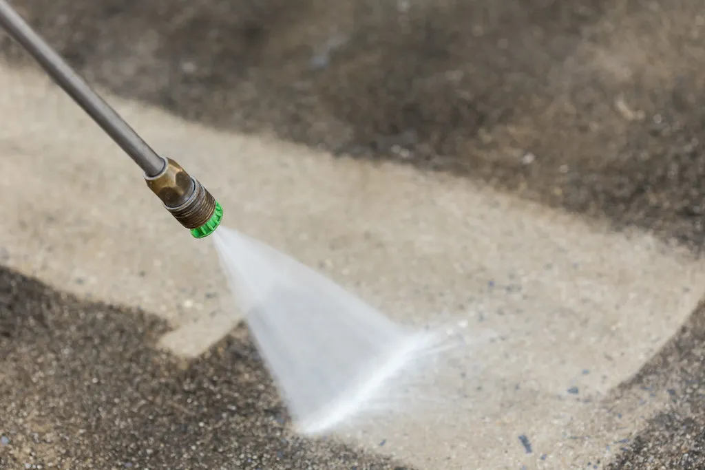 Pressure washer wand cleaning concrete